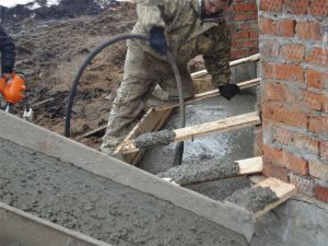 Заливка бетона в опалубку